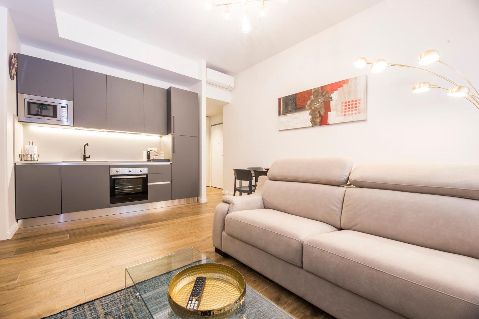 Apartment Joivy Chic In Piazza Dante, *