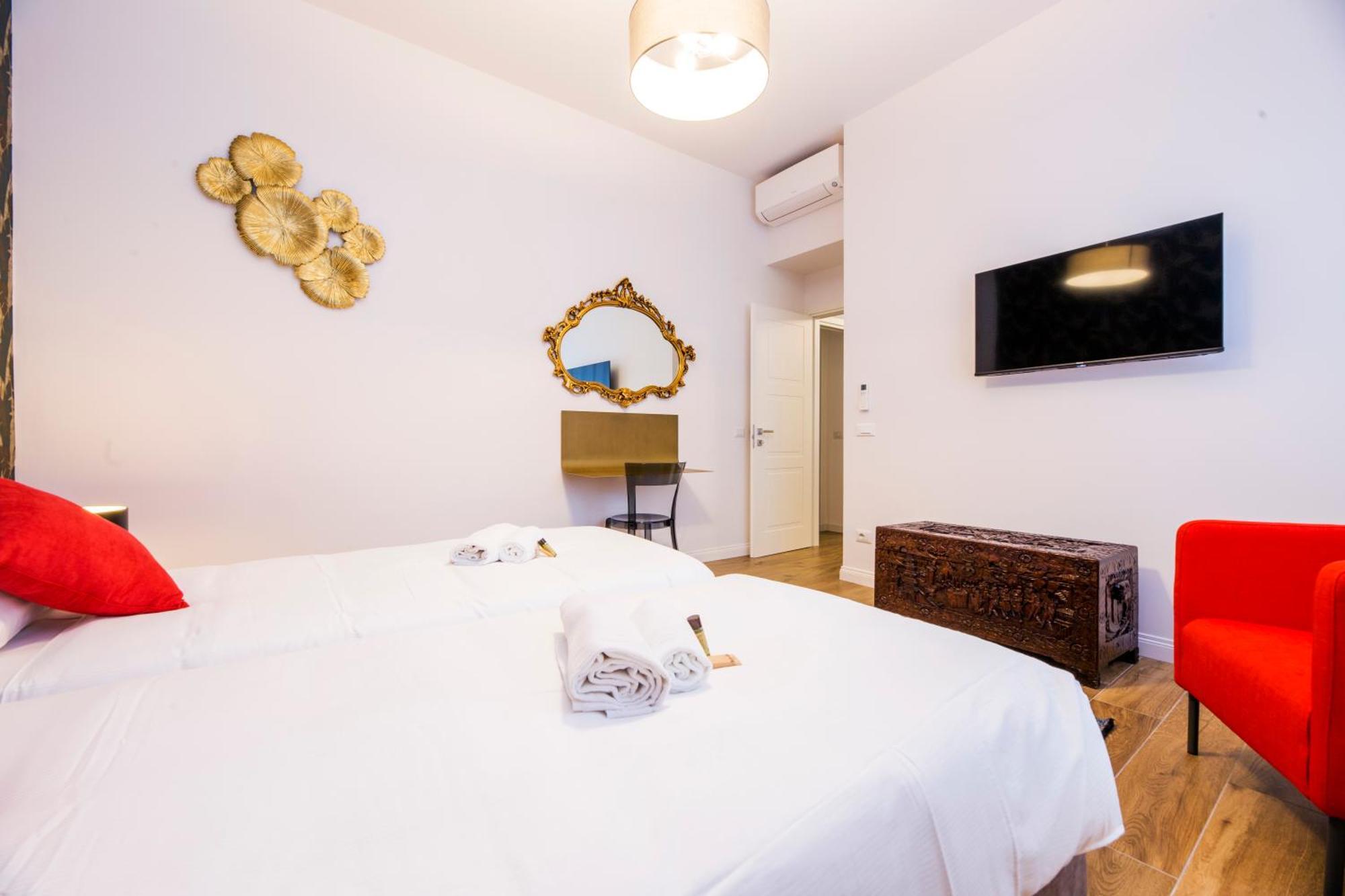 Apartment Joivy Chic In Piazza Dante, *